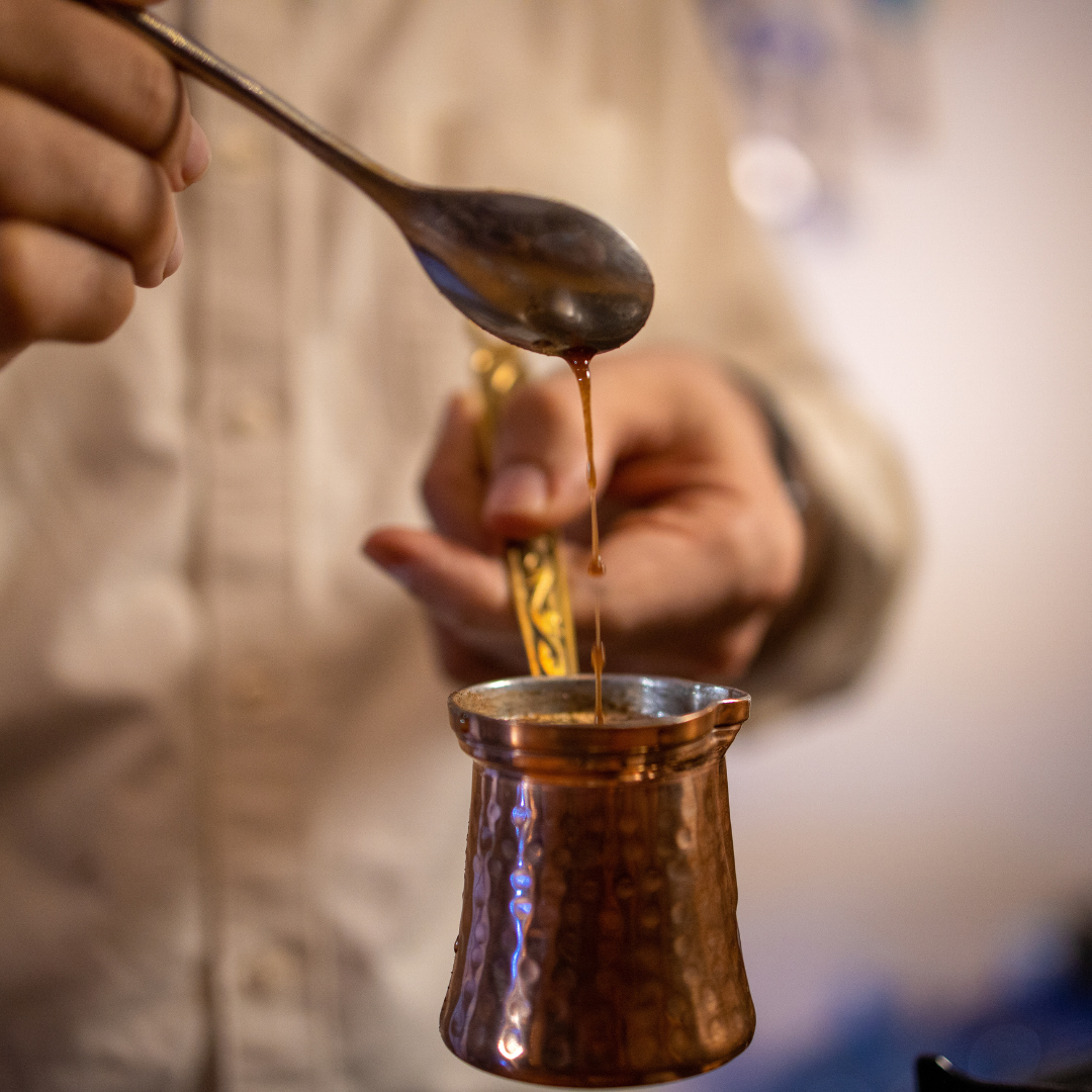 Clases de café turco en la arena en San José